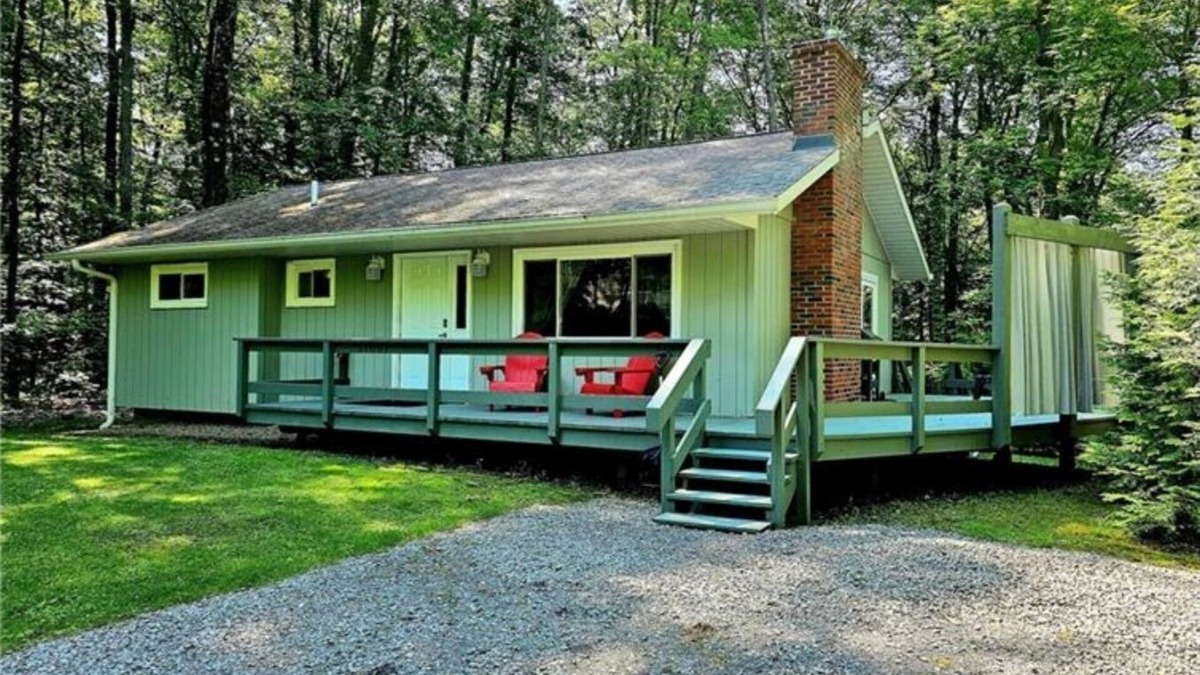 Conneaut Lakeshore House | Conneaut Lake Retreat with Hot Tub and Rustic Firepit, 3/8 miles to the Lake