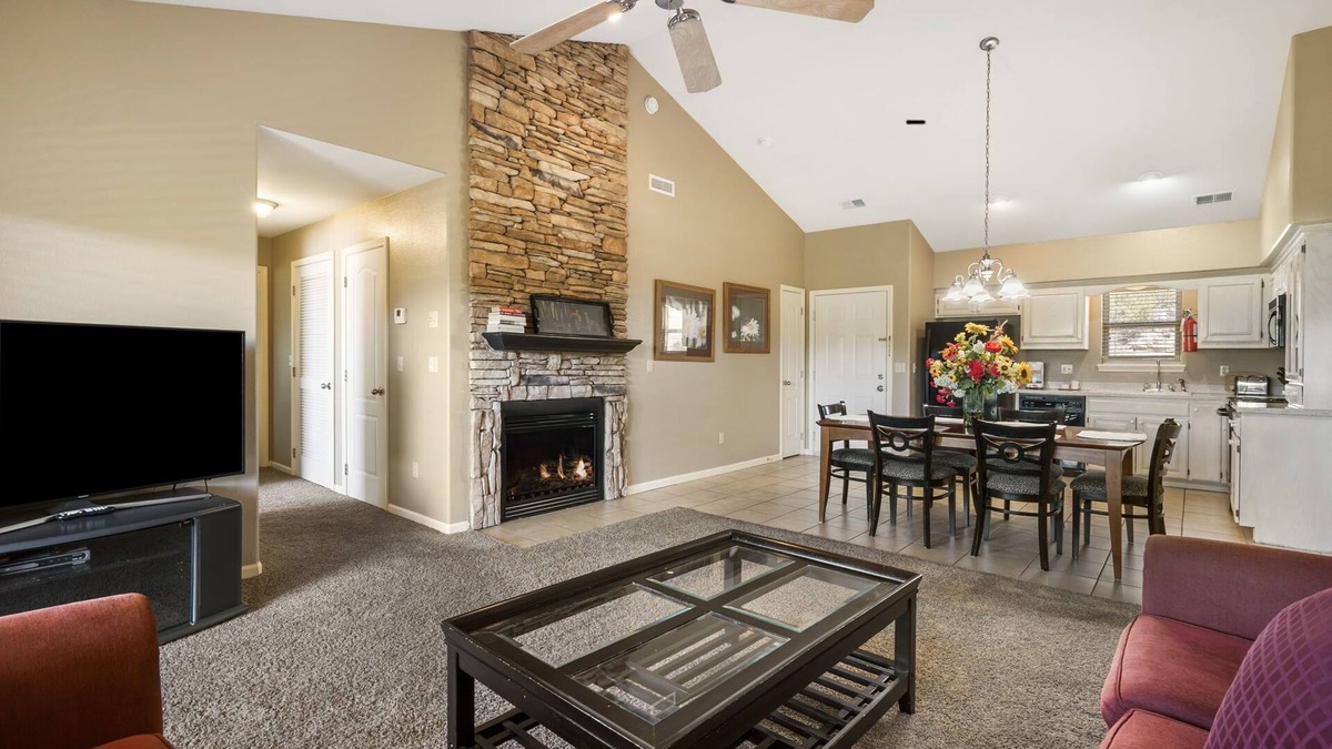 Branson West Condo | Connecting Fully-Equipped Condo & Suite with Kitchenette