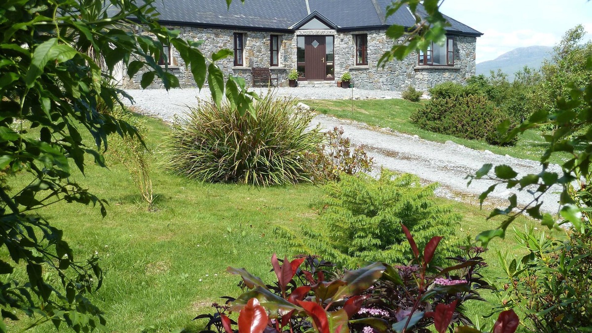 Moyard Cottage | Connemara - modern home with spectacular views.nConnemara National Park