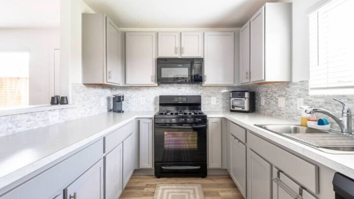 Conroe House | Conroe 4br 2.5ba w/Loft + Huge Backyard + Pets OK