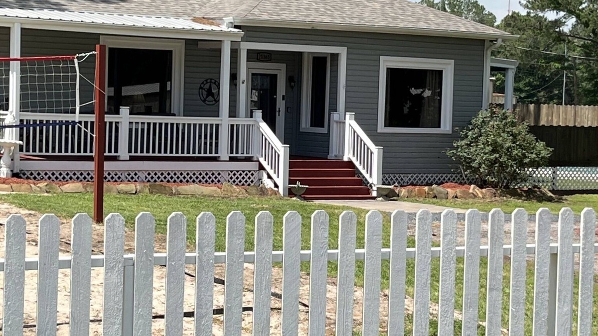 Montgomery House | ConRoy's Junction Sleeps 20