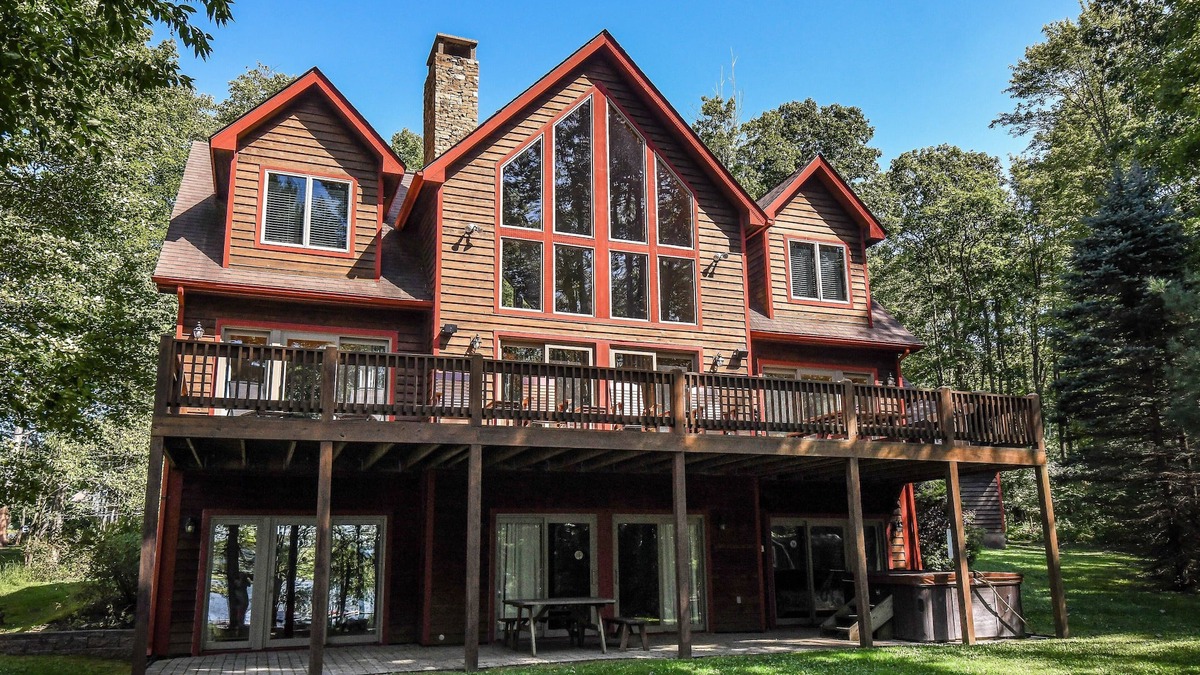 North Glade Hills House | Constantly Cozy | Lakefront + Community Amenities