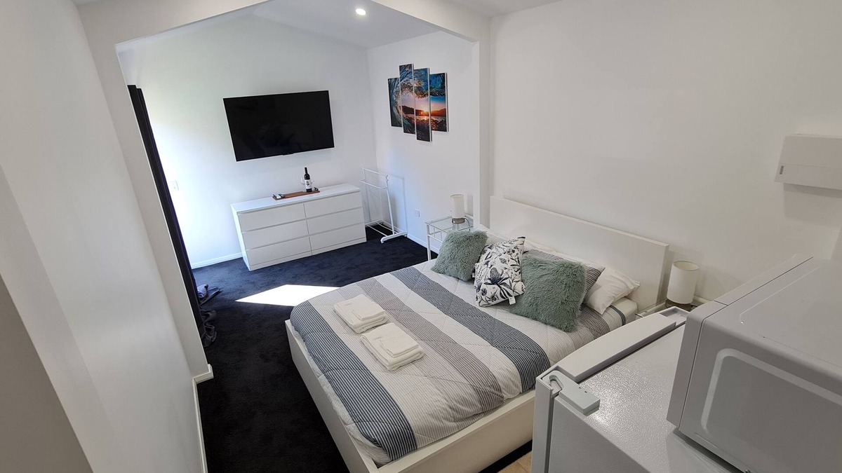 Port Noarlunga South Apartment | Contemporary studio, only metres to beach/surf, 10 mins to McLaren Vale wineries