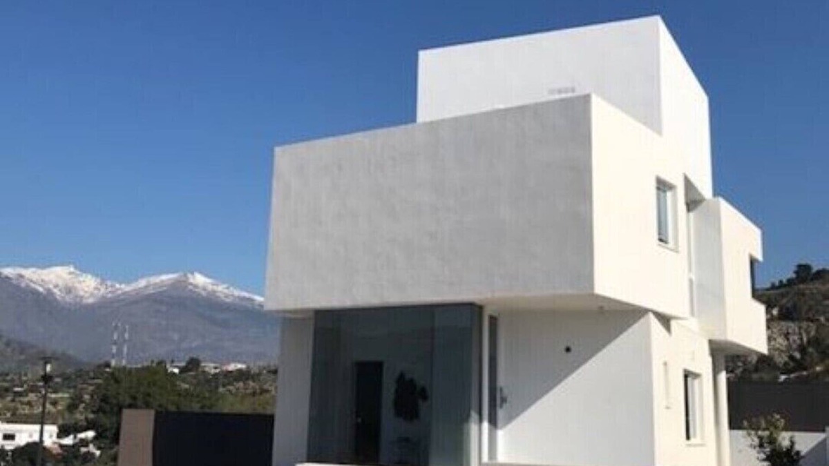 Velez de Benaudalla House | Contemporary detached villa with private pool and garden