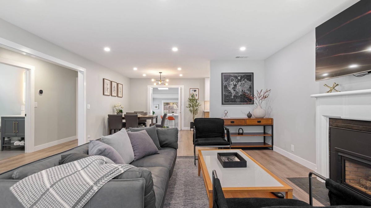 Redwood City House | Contemporary 2-bedroom house with large backyard in tranquil Redwood City