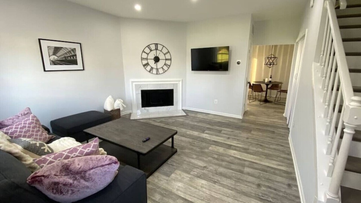 Herndon House | Contemporary 2 BEDR, 2 LVL Home, Designer Kitchen, Office + 1 Gig Internet Speed ⚡