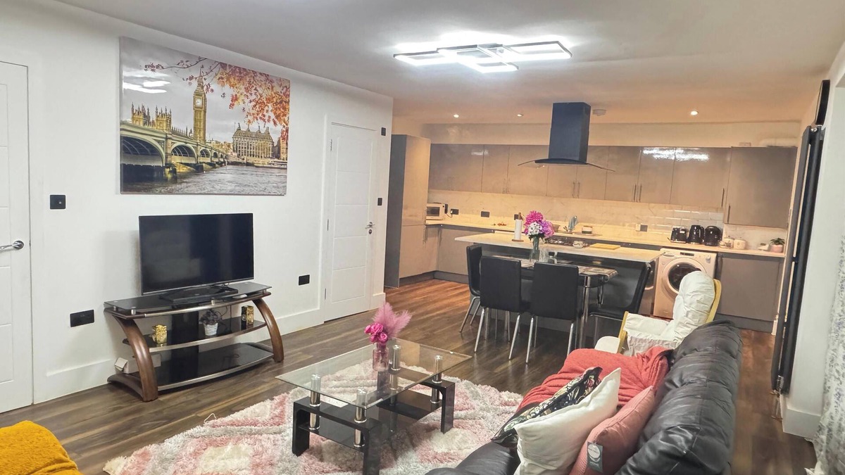 West Thurrock House | Contemporary 2bed house with Parking