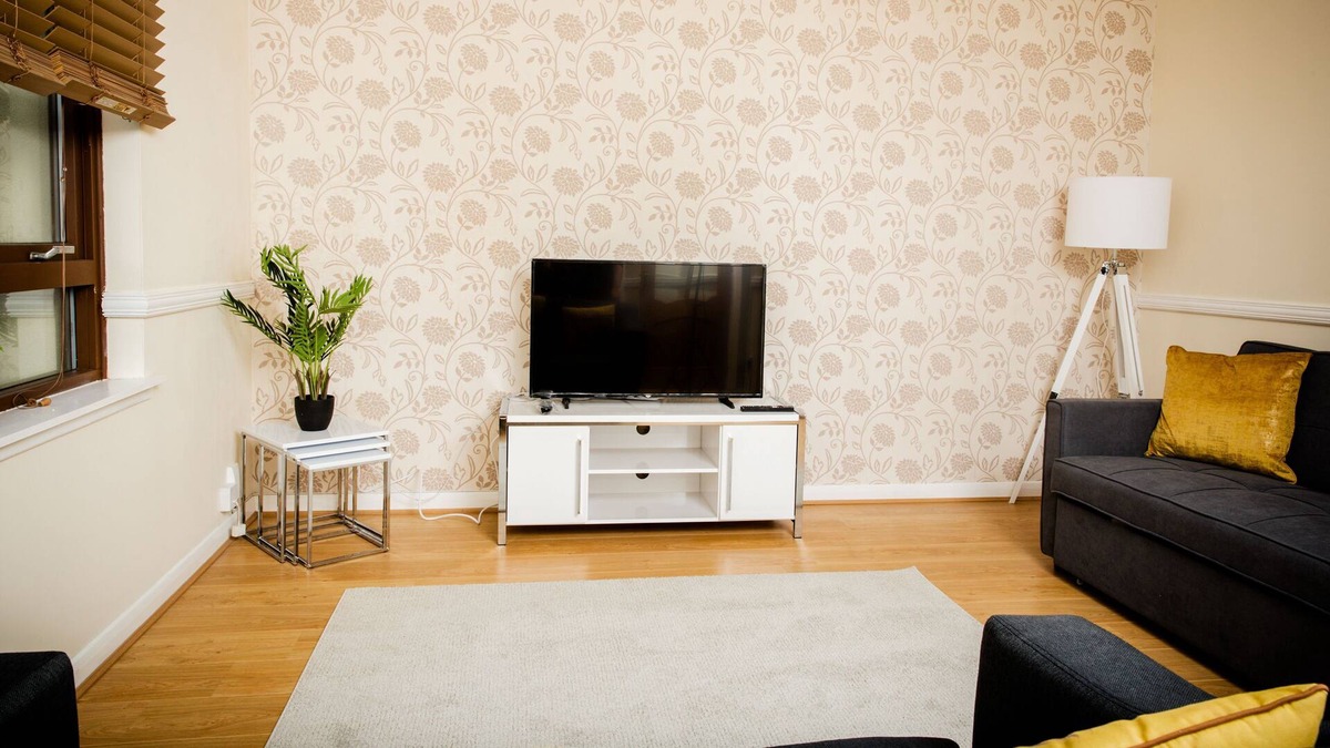 Coatbridge House | Contemporary 3-Bedroom Apartment in Coatbridge