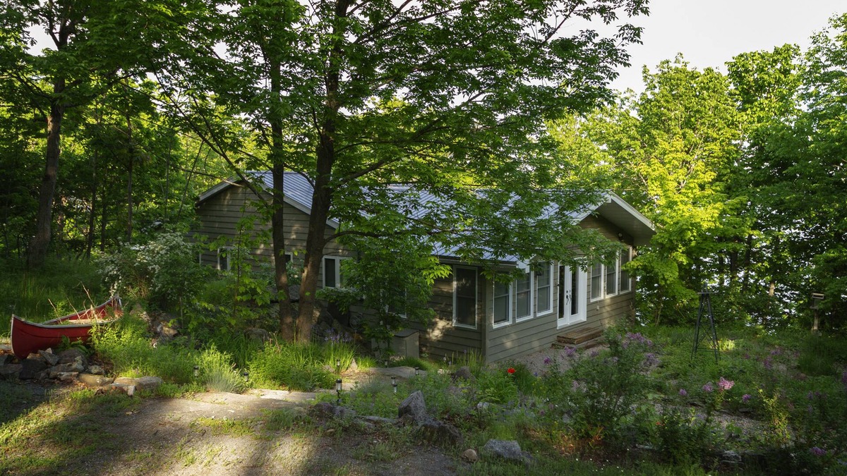 Marmora Cottage | Contemporary 3-bedroom waterfront cottage