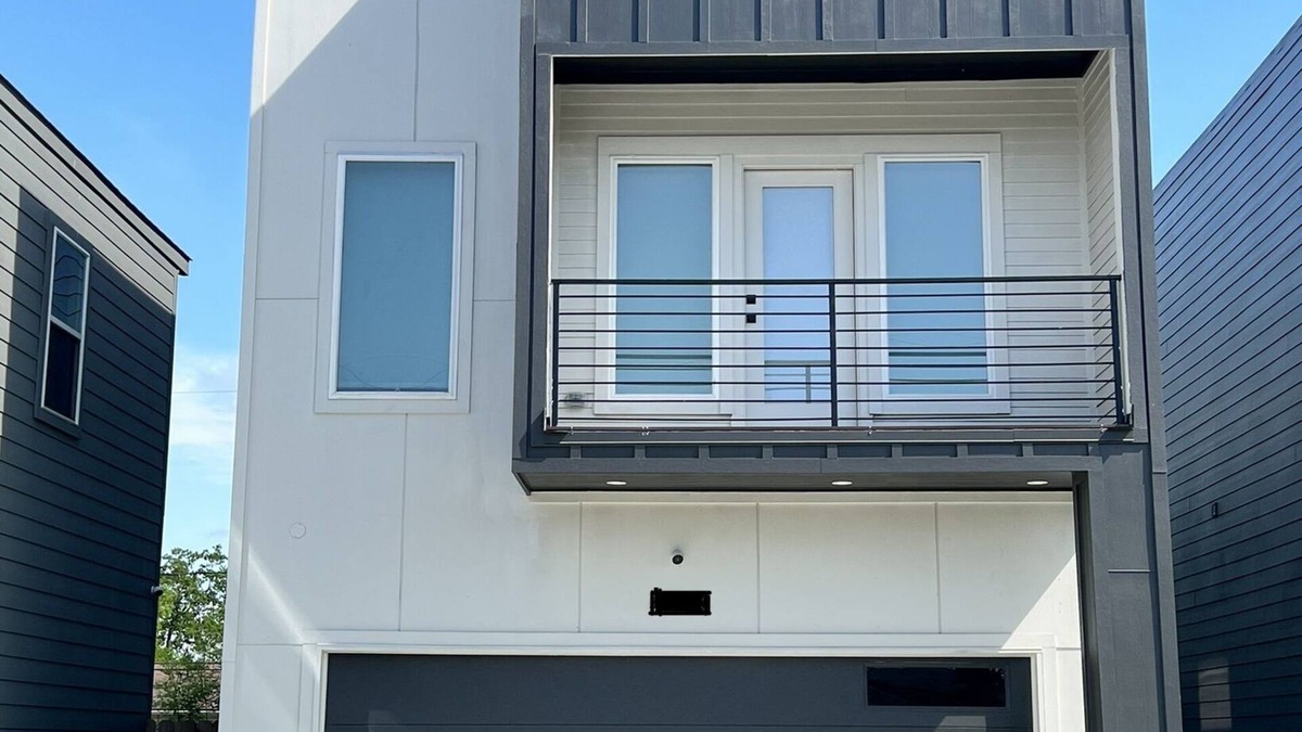 Northside House | Contemporary 3 BR 2.5 BA Townhouse Near Downtown(5 mins)+Medical Center(15 mins)