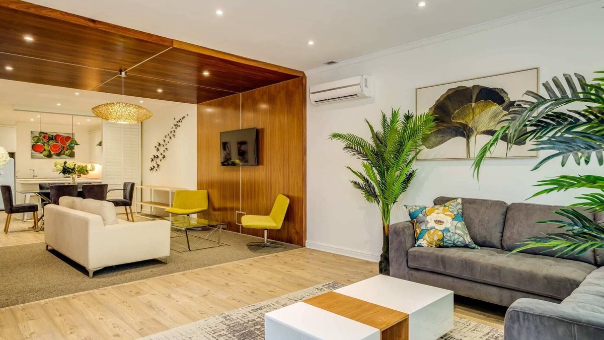 Mouille Point Apartment | Contemporary Apartment close to the Radisson (Majolica)