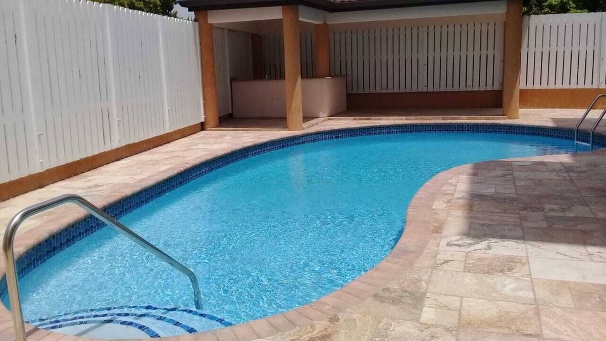 Saint Andrew Apartment | Contemporary Apt. Close to Bob Marley Museum, includes Jacuzzi Bath,