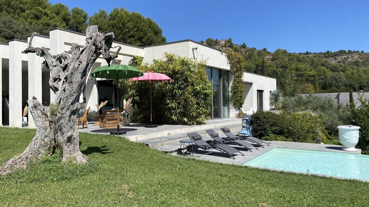 Merindol House | Contemporary architect-designed house at the foot of the Luberon mountains