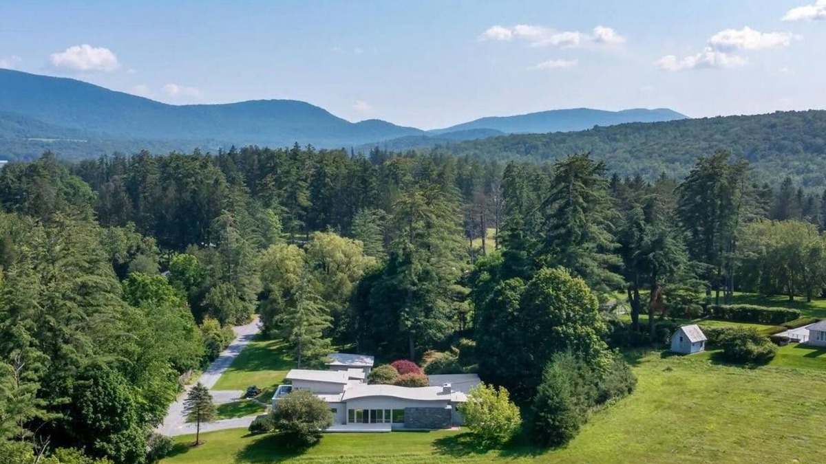 Williamstown House | Contemporary Berkshire Home with Views of Taconic Golf Course