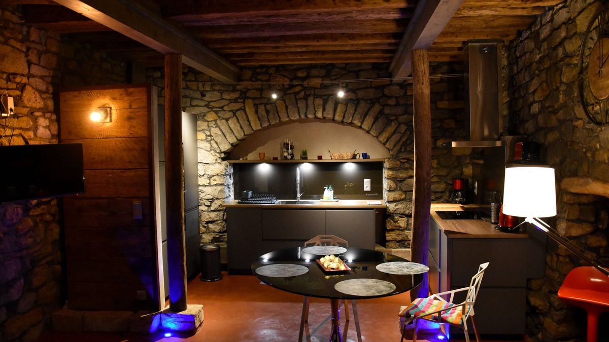 Arbois House | Contemporary cellar in the heart of Arbois KV'O37