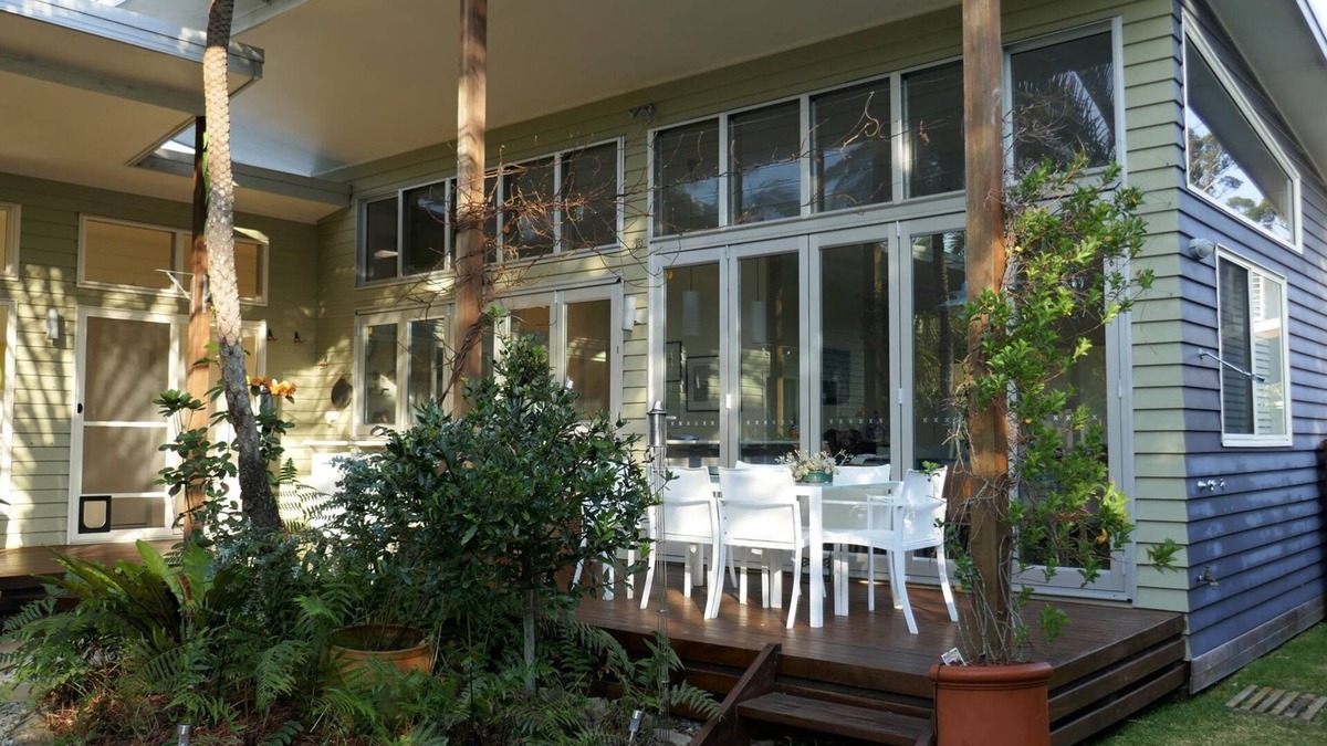 Arrawarra House | Contemporary chic-Ultra modern beach house, 2 mins stroll to beach, pet friendly