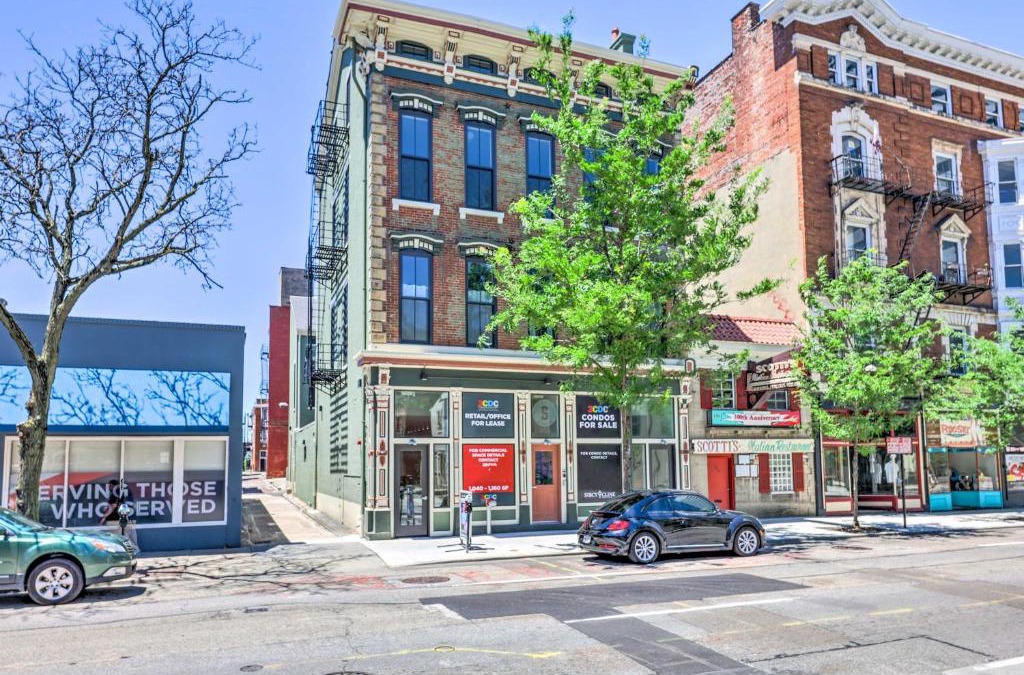 Central Business District Apartment | Contemporary Cincinnati Condo - Pets Allowed!