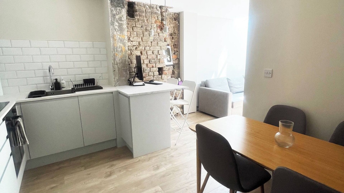 Temple Bar Apartment | Contemporary City Retreat- Work & Study
