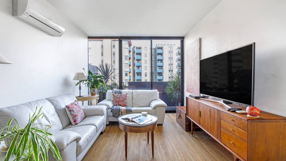 Carlton Apartment | Contemporary Comfort between Fitzroy and Carlton