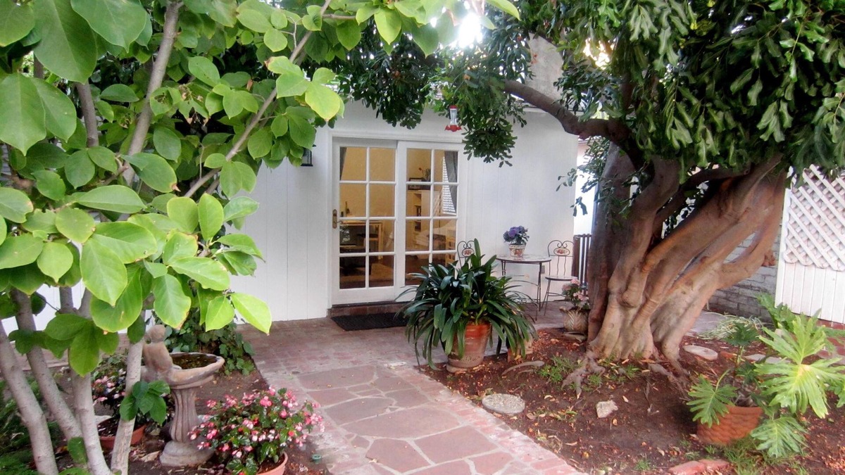 Sherman Oaks Cottage | Contemporary Cottage - An LA Oasis with Private Heated Pool and Patio