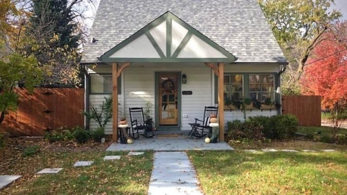 Lincoln Cottage | Contemporary Cottage 5 min walk to major bike path