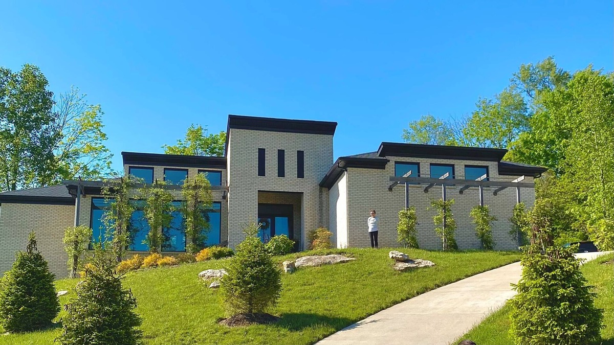 Crestwood House | CONTEMPORARY DERBY RETREAT WITH THREE PRIMARY SUITES!!
