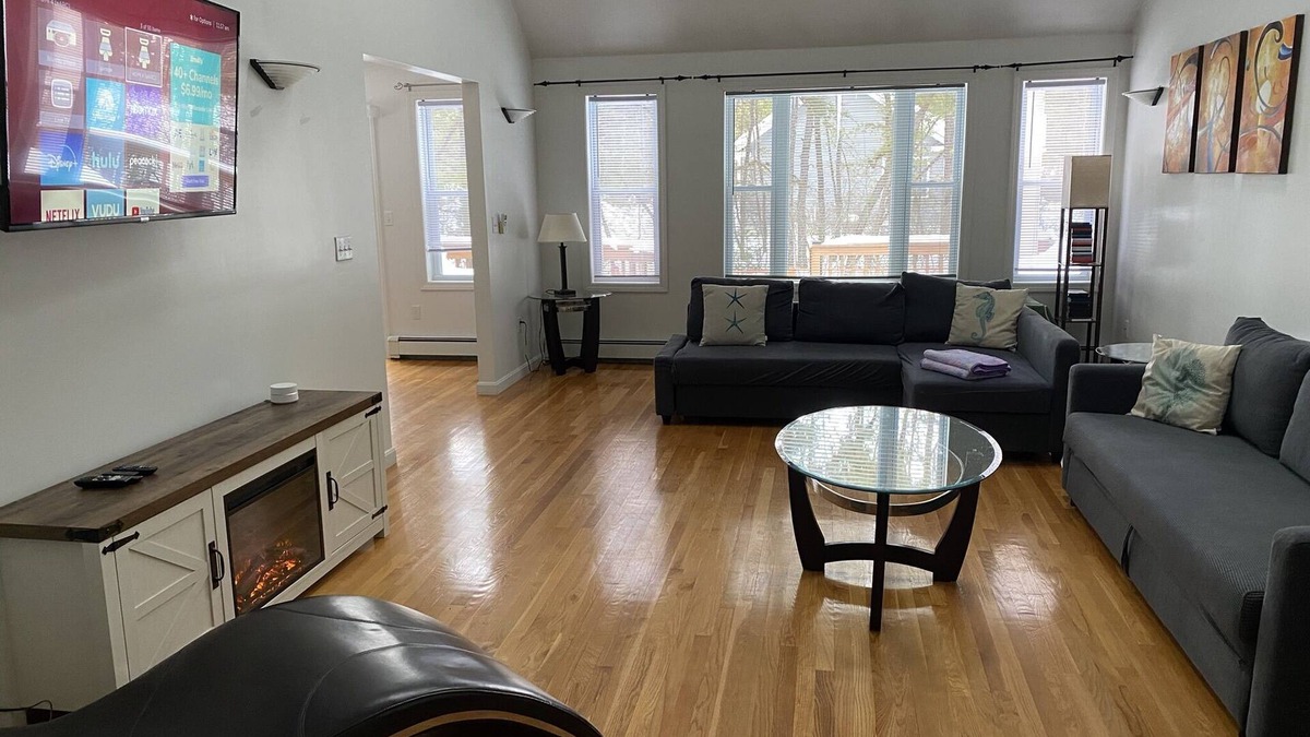 Silver Lake House | Contemporary family/dog friendly home with fully fenced in yard in Silverlake