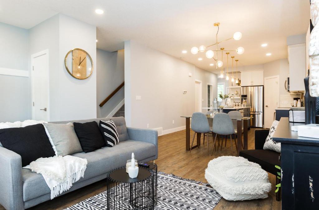 Jasper Place House | Contemporary Farmhouse Home - King Bed - Double Garage Parking - Free WiFi & Netflix - Long Stays Welcome