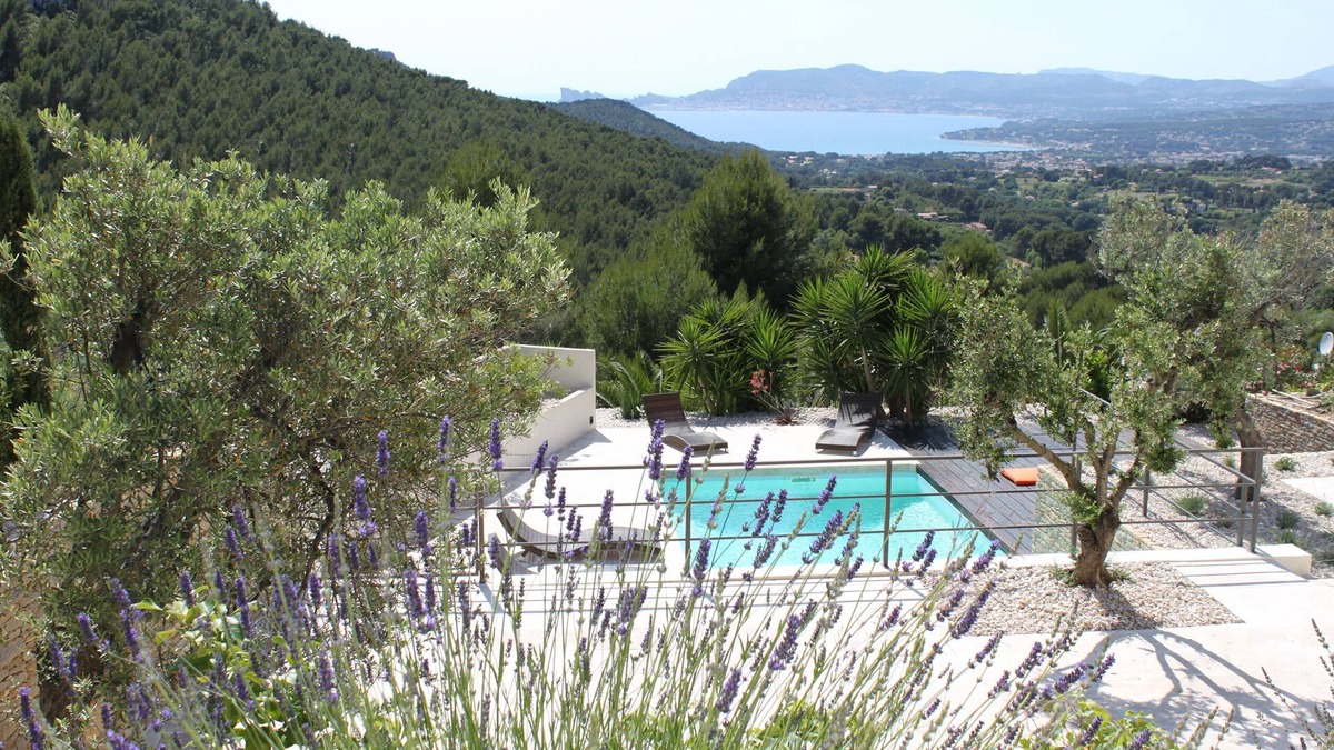 La Cadiere-d'Azur Villa | Contemporary villa, fully air-conditioned, with a stunning panoramic sea view