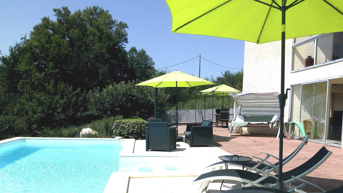Pujols Apartment | Contemporary Spacious Poolside Apartment, PRIVATE POOL, enclosed garden