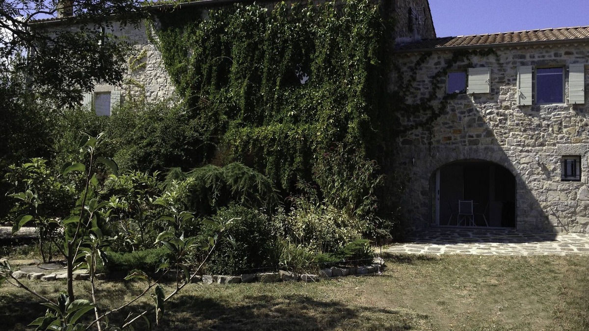 Les Vans Cottage | Contemporary gîte in a charming residence.