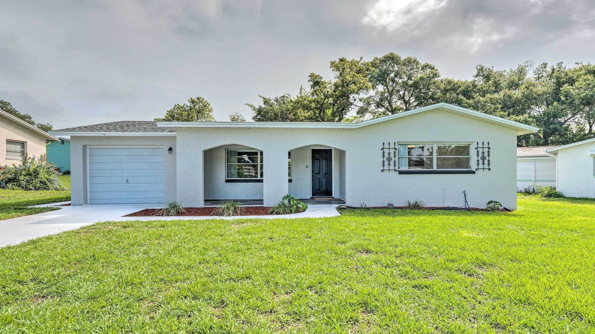 Pine Ridge House | Contemporary Gem w/Sun Room in Beverly Hills!