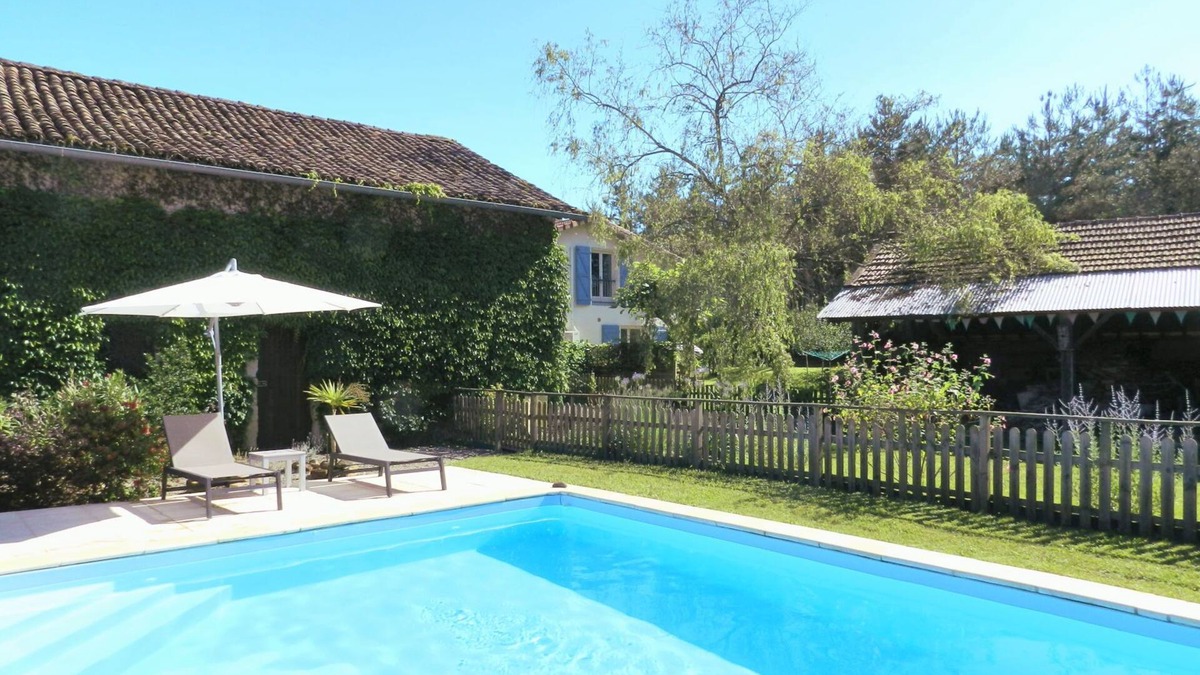 Augreilh House | Contemporary gîte with pool & air con on spacious, peaceful property