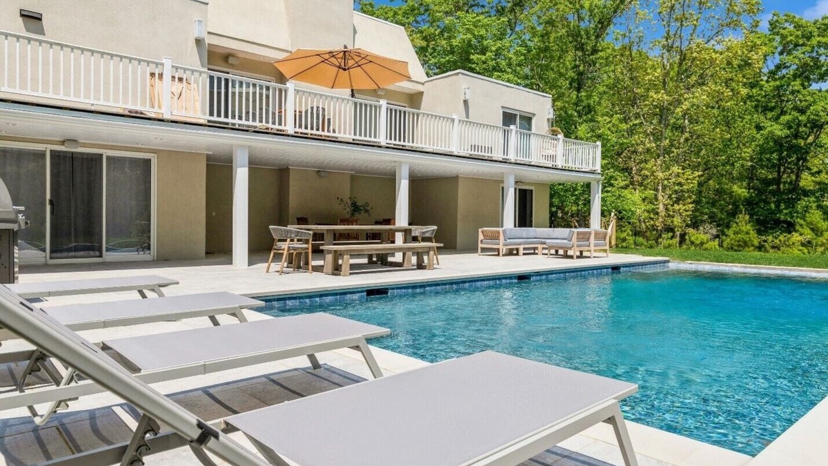 Northwest Harbor Villa | Contemporary Hamptons Getaway