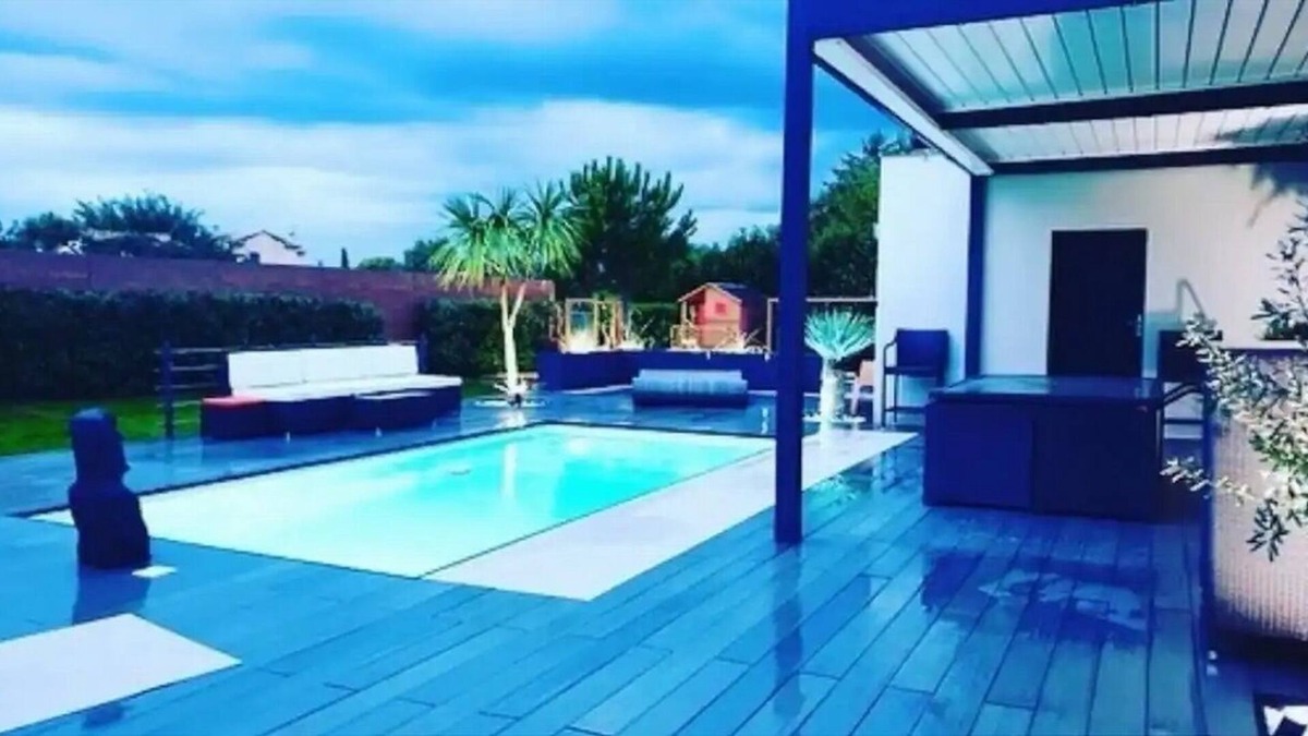 Vedene Villa | Contemporary holiday home with swimming pool