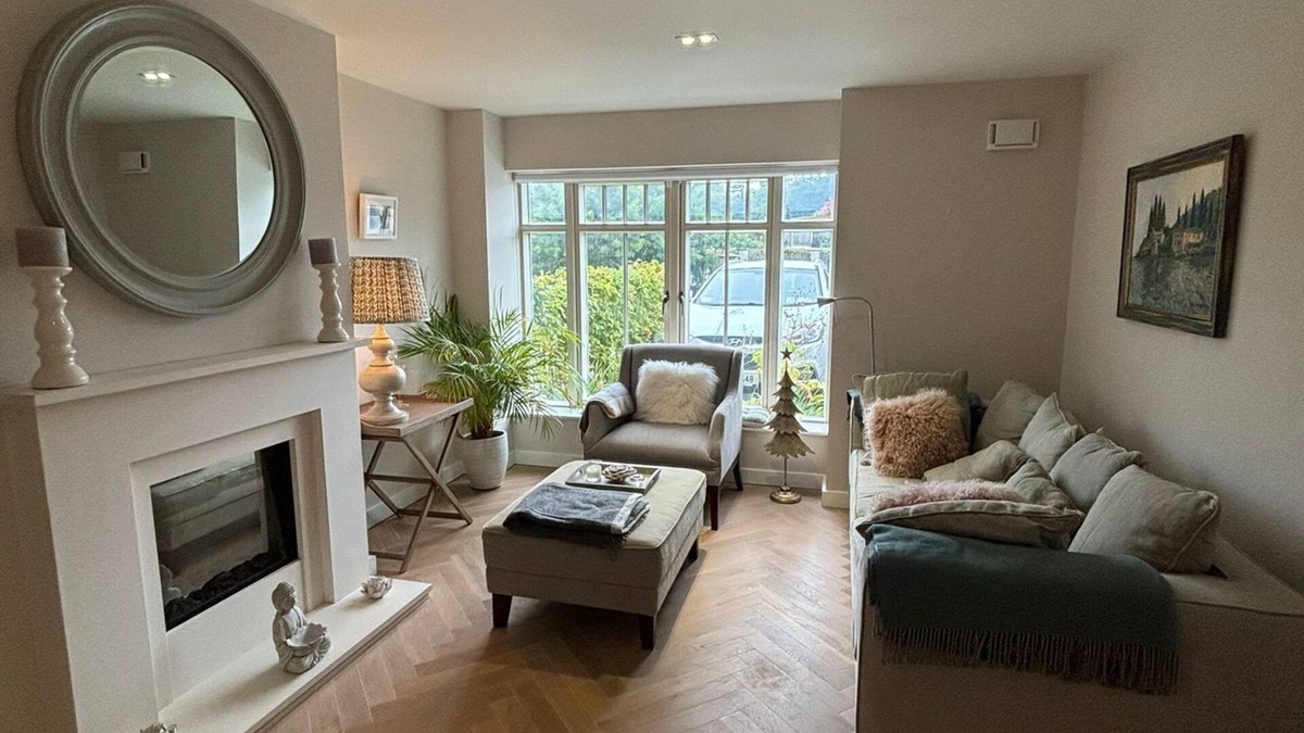 Ashford House | Contemporary home in Ashford, 10 mins walk to shops, pubs and restaurants