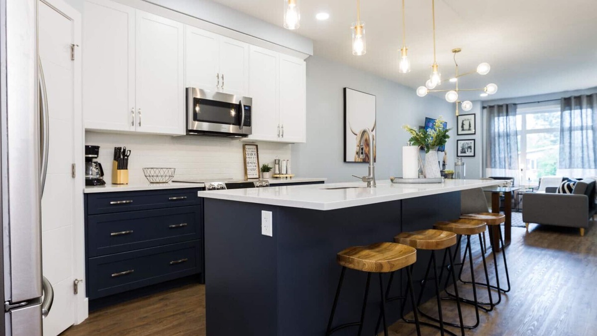Jasper Place House | ★Contemporary Home ★ King Bed ✔ WiFi ✔Long Stays ★ Clean