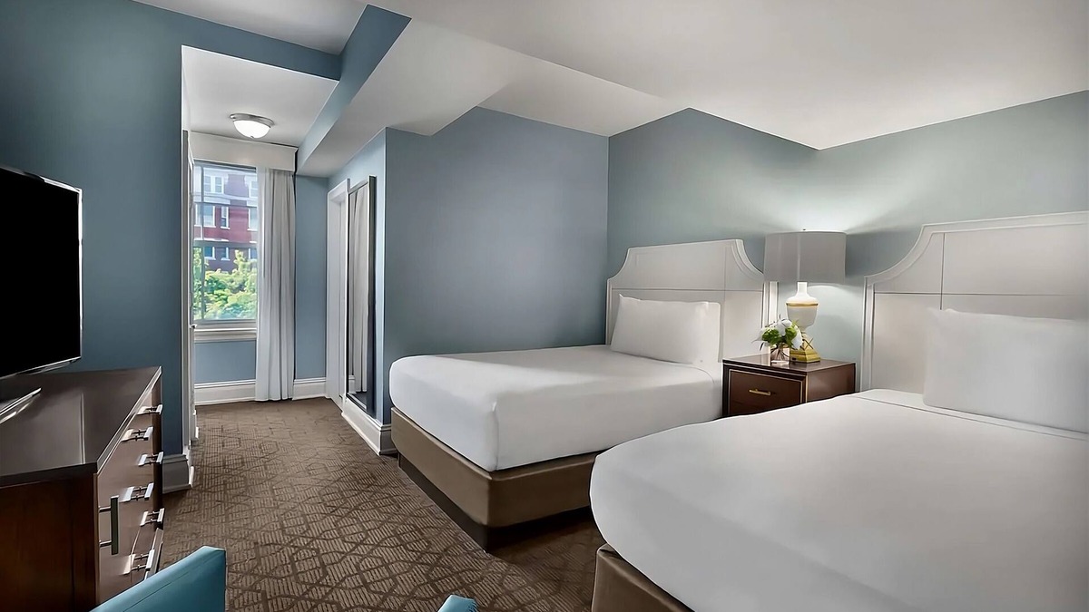 Central West End Hotel | Contemporary Hotel in Central West End district! Parking, Pool & Cinema Onsite!