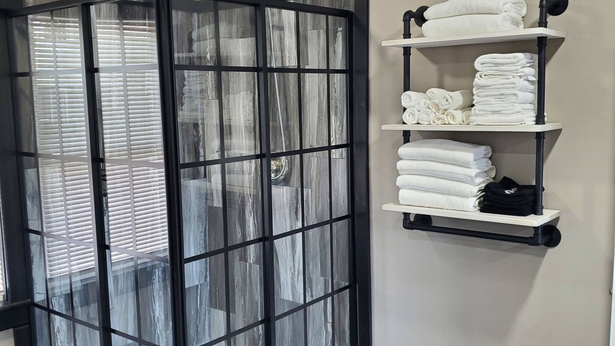 Whitehall Apartment | Contemporary king w/futon