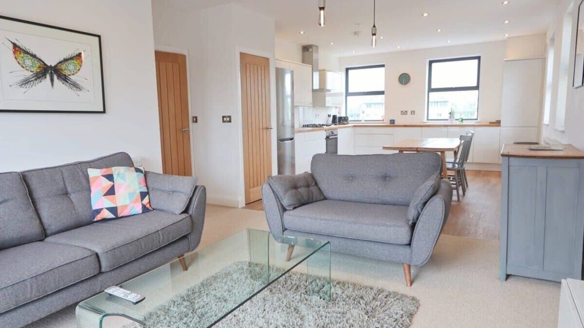 Southville Apartment | Contemporary Large 2 Bedroom Apartment with Parking