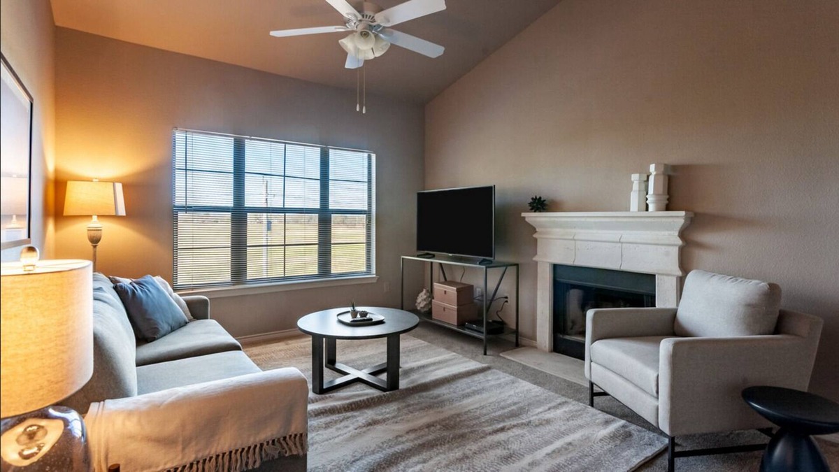 Bentonville Apartment | Contemporary large 1BR, in unit Washer/Dryer, FREE parking with all amenities!
