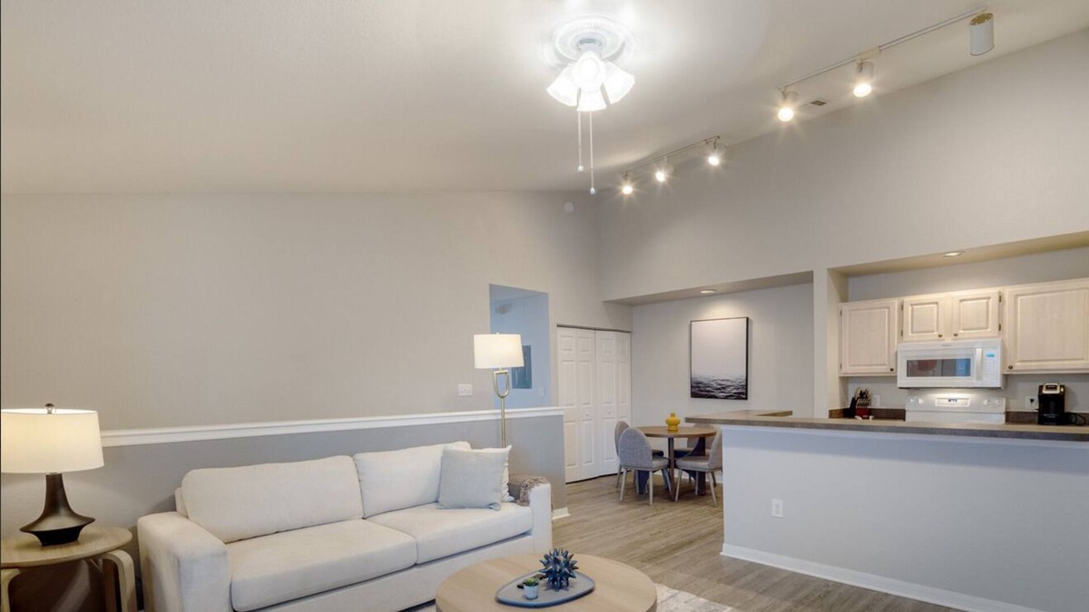 Palm Harbor Apartment | Contemporary large 3BR, in unit Washer/Dryer, FREE parking with all amenities!