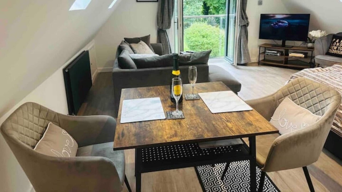 St Albans Apartment | Contemporary Loft Annexe in spacious grounds next to golf club.