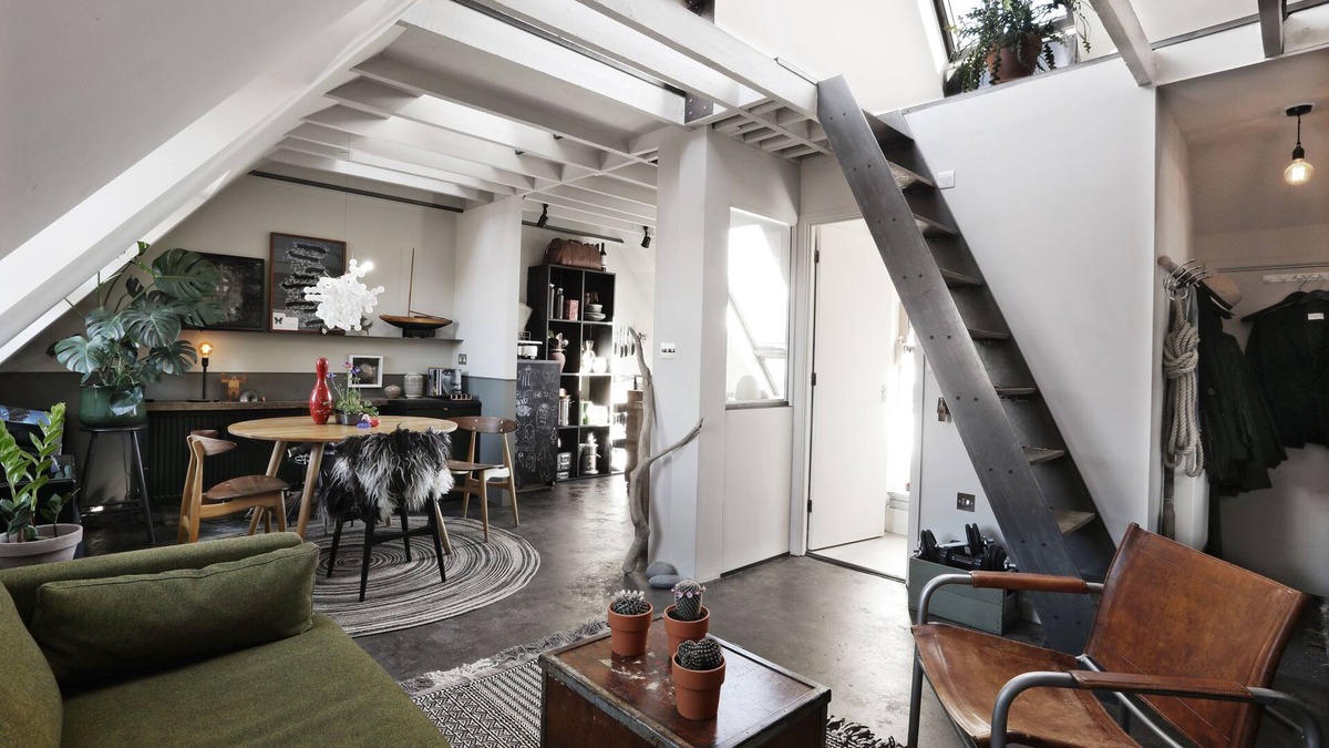 Buntingford Apartment | Contemporary loft style apartment. Private escape. Private parking.