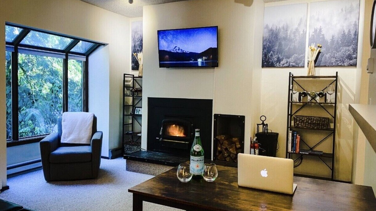 Glacier Condo | Contemporary MT BAKER Condo