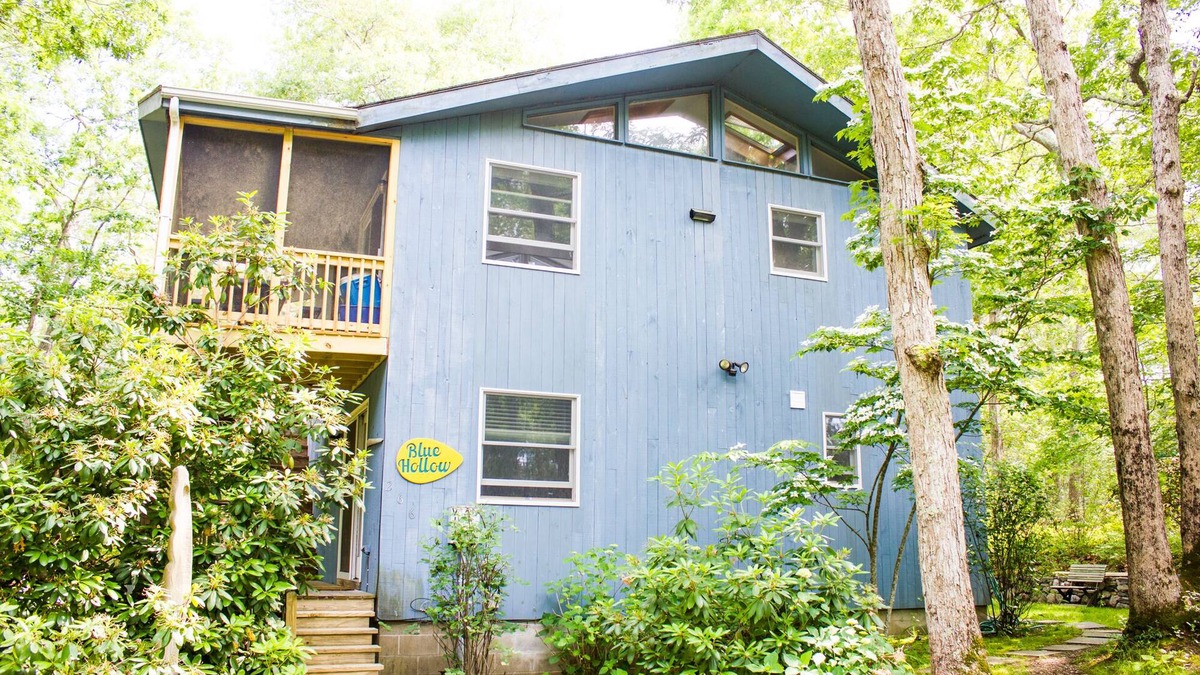 Vineyard Haven House | Contemporary Pet-friendly Retreat. Just one 2025 summer week left: Aug 30-Sep 6