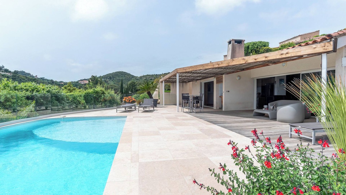 Hyeres Villa | Contemporary pool villa with sea view facing the islands of Porquerolles and Port Cros