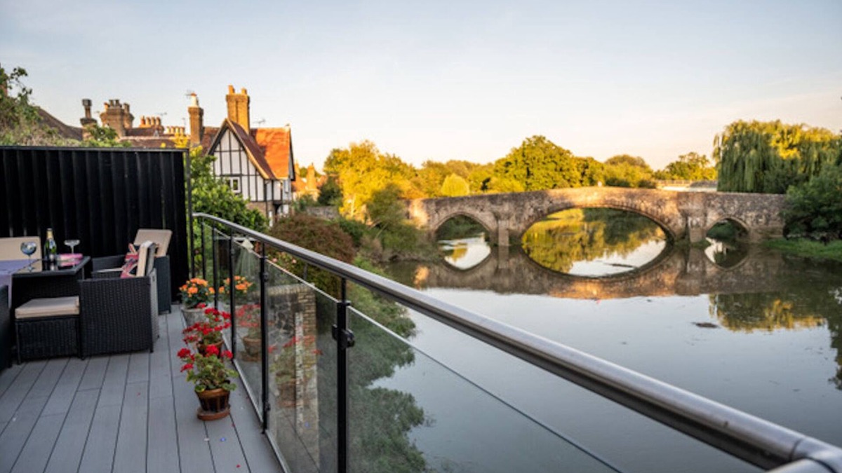 Aylesford Cottage | Contemporary riverside retreat with views across the water and historic bridge