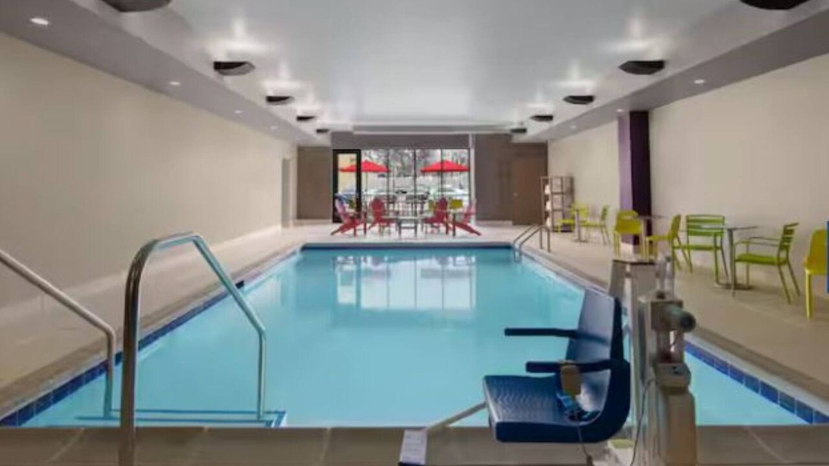 Des Moines Hotel | Contemporary Room Near Drake University and Airport – Prime Location!