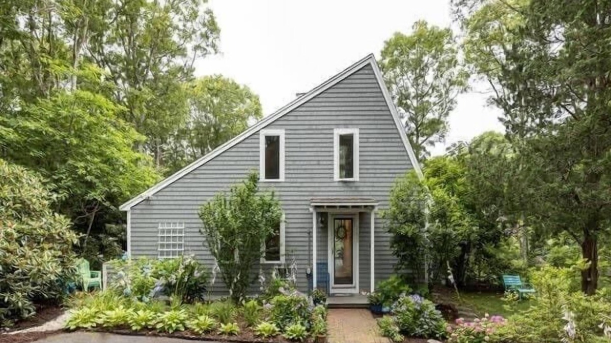 Mashpee House | Contemporary Saltbox In New Seabury!